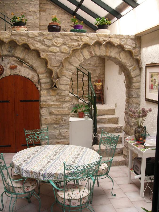Au coeur de la Cité médiévale Bed and Breakfast Vaison-la-Romaine Exterior foto